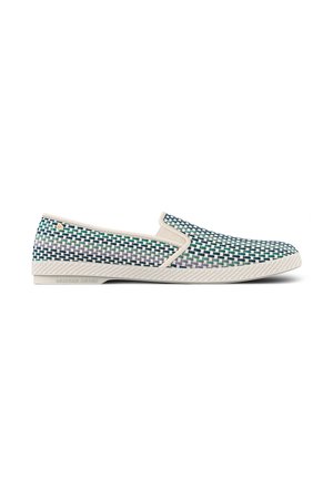 Slip-on schoen met geweven blauw, groen en wit patroon, witte bies en witte gestructureerde zool op een effen witte achtergrond.