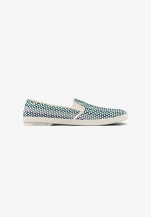 Slip-on schoen met geweven blauw, groen en wit patroon, witte bies en witte gestructureerde zool op een effen witte achtergrond.