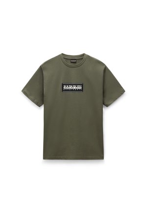 Olivgrünes Baumwoll-T-Shirt mit Rundhalsausschnitt, kurzen Ärmeln und einem schwarzen rechteckigen Logoprint auf der Brust. Glatte Textur.