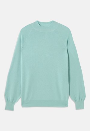 Suéter azul claro, tecido tricotado, decote redondo, mangas raglan, punhos ajustados. Textura suave sem padrões ou enfeites visíveis.