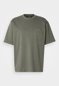 SEASONAL CORE LOOSE FIT 3 CROSSES POCKET - T-shirts basic - thyme