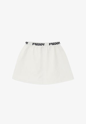 Falda blanca confeccionada con tela suave, con una cintura elástica que lleva el texto negro "FREDDY". Diseño sencillo en línea A sin patrones adicionales.