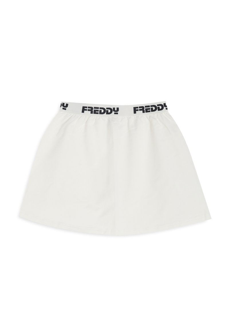 Falda blanca confeccionada con tela suave, con una cintura elástica que lleva el texto negro "FREDDY". Diseño sencillo en línea A sin patrones adicionales.