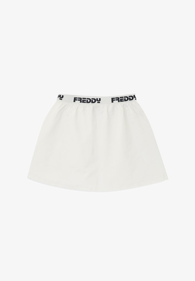 Falda blanca confeccionada con tela suave, con una cintura elástica que lleva el texto negro "FREDDY". Diseño sencillo en línea A sin patrones adicionales.