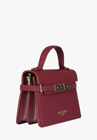 Borsa rettangolare color borgogna realizzata in pelle sintetica testurizzata. Presenta una maniglia superiore, dettagli in oro e un design strutturato con chiusura a scatto.