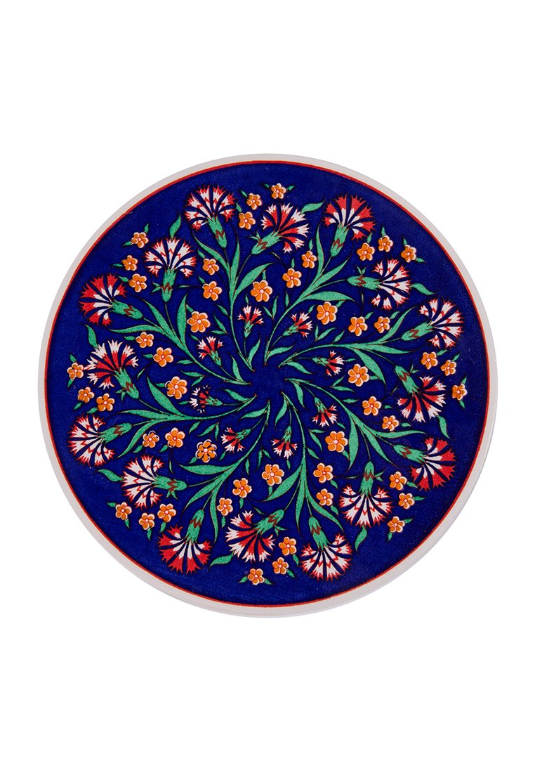 Dekorative runde Platte mit einem tiefblauen Hintergrund, lebhaften floralen Mustern in Rot, Grün und Orange, umgeben von einem weißen Rand.