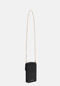 Černá crossbody taška vyrobená z materiálu podobného kůži s zlatým řetízkovým popruhem, plochý design a horizontální žebrovaný akcent na přední straně.