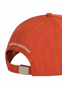 Cappellino da baseball arancione con tessuto testurizzato, caratterizzato da testo ricamato bianco che recita "AMERICAN SPORTSWEAR" e un regolatore metallico silver.