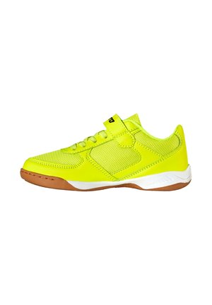 Neongelber Sportschuh mit Mesh-Einsätzen, Schnürsenkeln, Klettverschluss, weißer Zwischensohle und brauner Gummilaufsohle auf weißem Hintergrund.