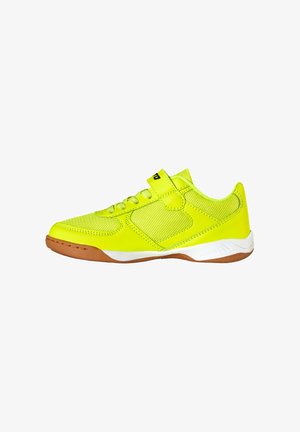 Neongelber Sportschuh mit Mesh-Einsätzen, Schnürsenkeln, Klettverschluss, weißer Zwischensohle und brauner Gummilaufsohle auf weißem Hintergrund.