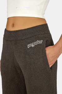 Tmavošedé, textúrované fleece nohavice s rebrovým pásom a bočnou kapsou. Obsahujú biele vyšívané logo "pegador" na boku.