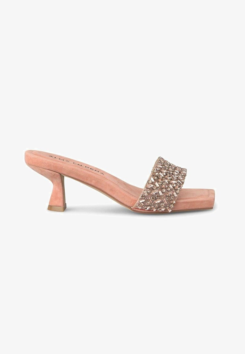 Sandalo rosa dorato con una fascia larga decorata con strass, tacco basso a blocco e materiale morbido simile al camoscio. Design con punta quadrata.