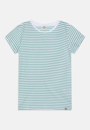 T-shirt blanc à manches courtes avec fines rayures horizontales vertes et col rond, présenté à plat sur un fond blanc.