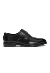 Zapato de vestir de cuero negro con un acabado liso, punta redondeada, detalles de costura sutil y un tacón bajo apilado. Diseño clásico de cordones.