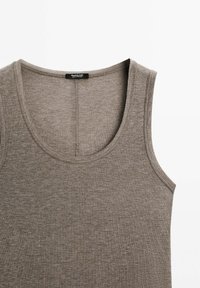 Szara bezrękawnikowa bluzka z okrągłym dekoltem, wykonana z miękkiego materiału, z delikatną heathered teksturą i detalami szycia na ramionach.