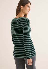 Maglione a righe verdi e nere con maniche lunghe e scollo tondo, caratterizzato da un motivo a maglia testurizzato e una silhouette aderente.
