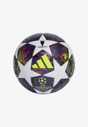 Officiële UEFA Champions League voetbal met sterrenpatronen, neon groene Adidas-logo, draken en de tekst "Budapest 26 Final" op een witte achtergrond.
