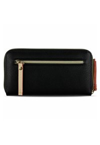 Portefeuille en cuir noir avec finition texturée, fermeture éclair dorée et étiquette de marque bien visible. Il dispose d'un onglet d'accent rouge sur la fermeture éclair pour un contraste.