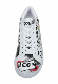 Weiße Sneakers mit schwarzen und bunten Graffiti-Mustern, flachen Schnürsenkeln und einer Gummisohle, mit dem Markennamen "DOGO" auf der Zunge.