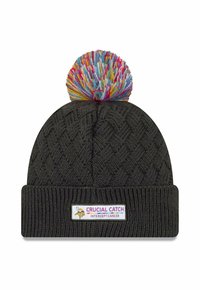 Dunkelgrauer Strickbeanie mit einem mehrfarbigen Pompom oben. Verfügt über ein rechteckiges Logoschild, auf dem "CRUCIAL CATCH INTERCEPT CANCER" steht.
