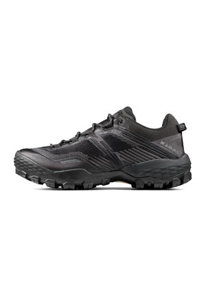 Chaussure de course extérieure noire avec une tige texturée, un système de laçage et une semelle extérieure en caoutchouc robuste. Conçue pour l'adhérence et la stabilité.