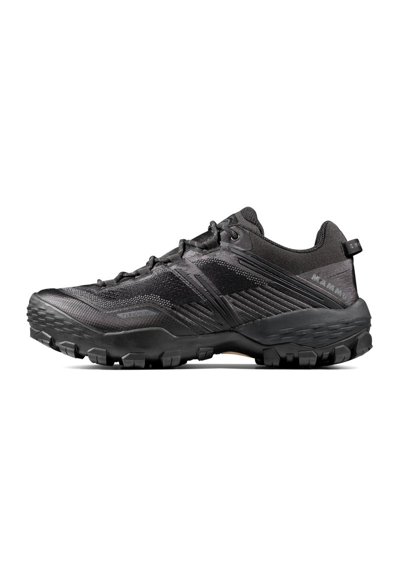 Schwarzer Outdoor-Laufschuh mit strukturiertem Obermaterial, Schnürsystem und robustem Gummiaußensole. Entworfen für Grip und Stabilität.