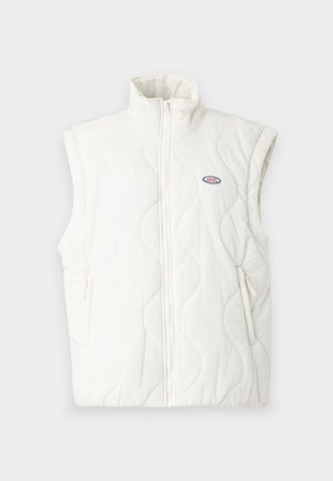 Gilet matelassé blanc avec un col montant, fermeture éclair à l'avant et deux poches latérales. Comprend un petit patch logo sur la zone gauche de la poitrine.