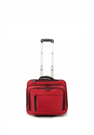 Roter, weicher Trolley mit ausziehbarem Teleskopgriff, mehreren Reißverschlussfächern und schwarzem Besatz vor weißem Hintergrund.