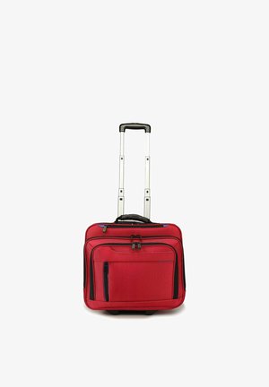 Valigia rossa morbida con ruote, manico telescopico esteso, più scomparti con cerniera e rifiniture nere su sfondo bianco.