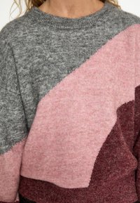 Sveter s okrúhlym výstrihom s farebným blokovým dizajnom v sivej, svetloružovej a tmavej burgundskej farbe. Mäkkučká, štruktúrovaná látka s viditeľnými vláknami.