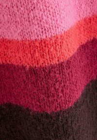 Strikket sweater med vandrette striber i forskellige nuancer af pink, rød og mørkebrun. Blød tekstur med et kraftigt, fluffy udseende.