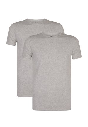 Twee T-shirts met korte mouwen in lichtgrijs. Voorzien van een klassieke ronde hals, zacht katoenen materiaal en een rechte zoom zonder patronen.