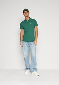Tommy Jeans SLIM PLACKET - Polo - court green