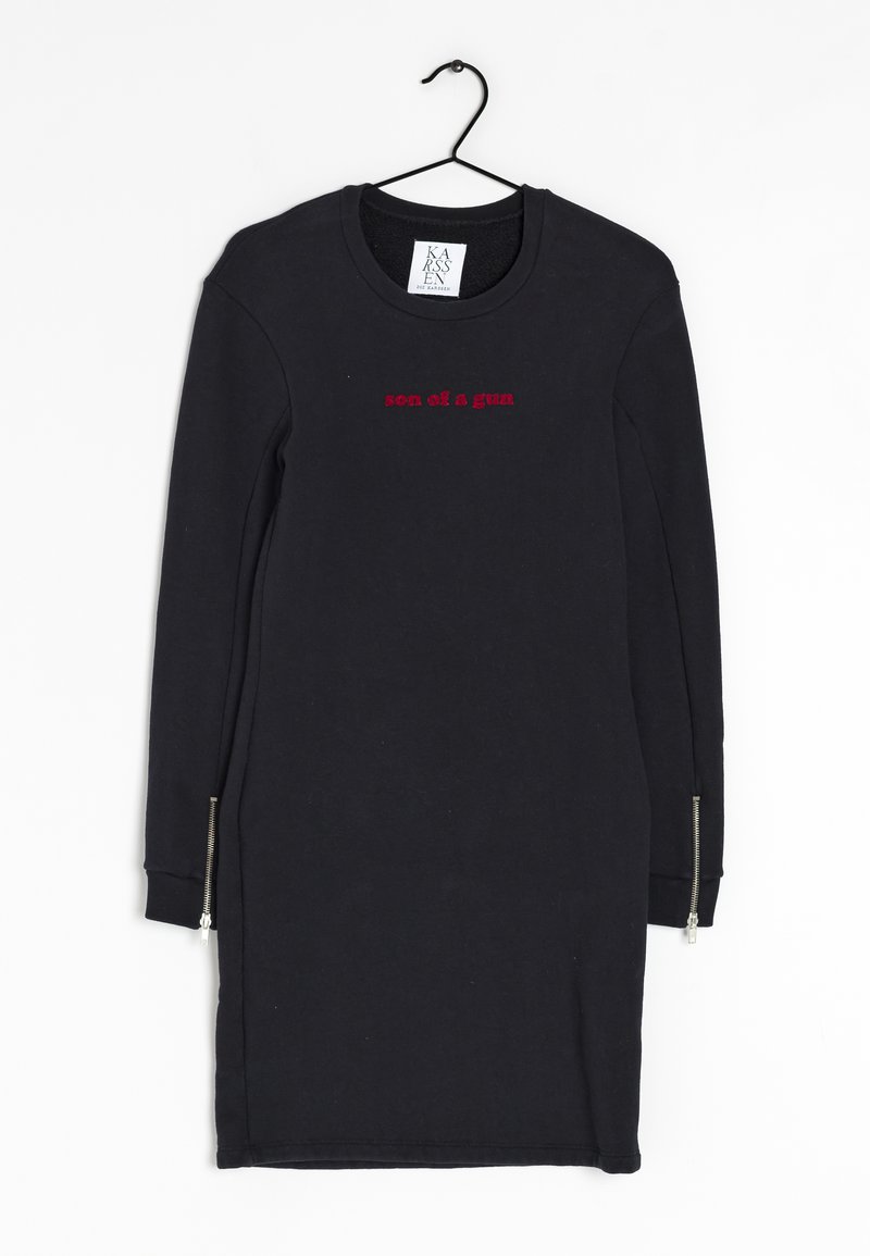 Musta pitkähihaisuus mekko, jossa on pyöreä kaula-aukko ja punainen brodeerattu teksti "son of a gun" etupuolella; ominaisuuksina vetoketjut yksityiskohtina hihoissa.