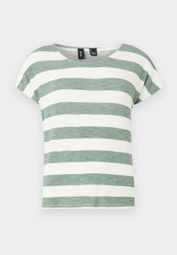 Camiseta a rayas con franjas horizontales alternas en verde y blanco, mangas cortas y cuello redondo. Textura de tela suave y ligera.