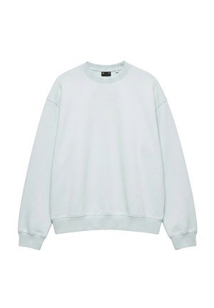 Lichtblauwe oversized trui met ronde hals, lange mouwen en geribbelde boorden en zoom, weergegeven op een witte achtergrond.