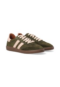 Grüne Wildledersneaker mit beigen Akzenten, ausgestattet mit drei Streifen, einer strukturierten Sohle und beigen Schnürsenkeln. Das Design ist niedrig geschnitten für die Freizeit.