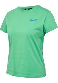 T-shirt vert à manches courtes et col rond avec le logo « hummel SPORTSWEAR » en bleu sur la poitrine gauche, fabriqué en tissu de coton doux.