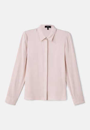 Lys rosa langermet bluse med krage, frontlukking med knapper og myk tekstur. Har diskrete folder og mansjetterte ermer.