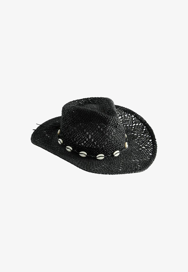 Chapeau de cowboy en tissu noir avec un large bord, décoré de perles blanches en coquillage autour de la base de la couronne.