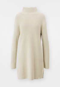 Abito in maglia beige con colletto alto, maniche lunghe e spacchi laterali, caratterizzato da una texture a coste su tutta la lunghezza. Design morbido e informale.