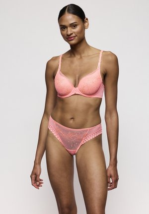 Lichtroze bh en bijpassende stringset met bloemenkantborduursel, verstelbare bandjes en een gladde satijnen afwerking.