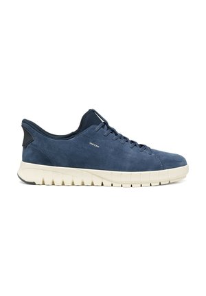 Sneaker low-top in camoscio blu con suola bianca segmentata, chiusura frontale con lacci e logo laterale discreto "GEOX."