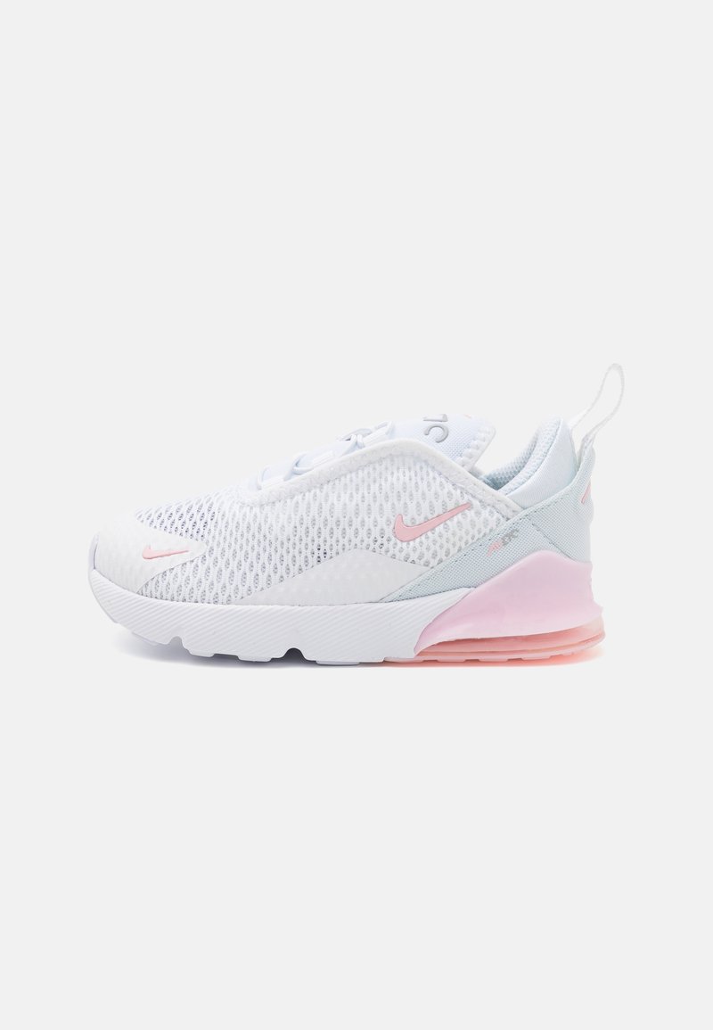 Baskets Nike Air Max 270 blanches avec des accents roses, empeigne en mesh et coussinet d'air transparent rose au talon sur fond blanc uni.