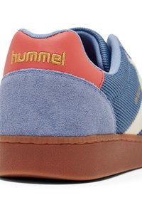 Sinine sametist ja võrgust tennisepaar punaste nahkdetailidega, millel on kuldsed "hummel" brändimärgid ja pruun kummist tald.