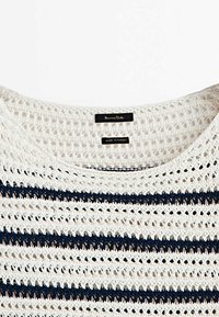 Witte gehaakte top met marineblauwe horizontale strepen en een ronde hals, met kledinglabels "Massimo Dutti" en "Made in Turkey."