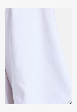Camiseta blanca de algodón con textura suave, mangas cortas y dobladillo recto con detalles de costura sutiles. Sin logotipos ni patrones destacados.