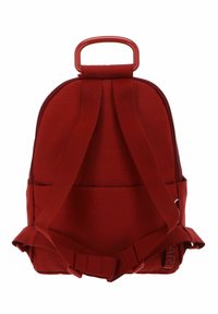 Zaino rosso con superficie texturizzata, forma curvata, spallacci regolabili e manico superiore. Tasca frontale e dettagli con fibbia visibili.