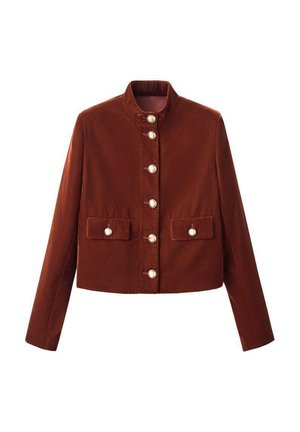 Chaqueta cortada burdeos con cuello alzado, que presenta grandes botones frontales y dos bolsillos de parche. Textura suave con un acabado liso.