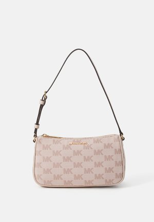 Jasnoróżowa torba crossbody z teksturowanej tkaniny, ozdobiona wzorem z logo MK na całej powierzchni, z zamkiem błyskawicznym w kolorze złotym oraz ciemnobrązowym regulowanym paskiem.